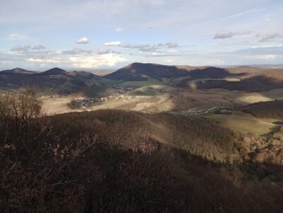 výhľad na údolie z vrcholu kopca